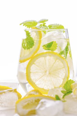 Bir bardak limonata içmek