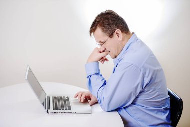 adam ile laptop İnşaat