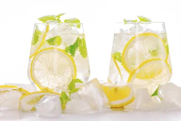 Bebida de limonada em uns copos — Fotografia de Stock