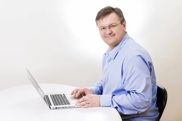 Man works with laptop — Stock Photo, Image