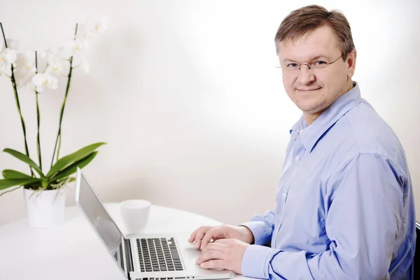 Man works with laptop — Stock Photo, Image
