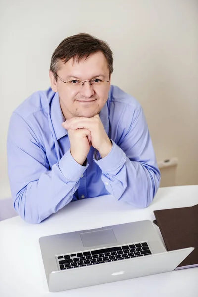 Man works with laptop — Stock Photo, Image
