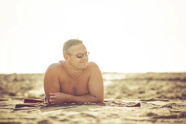 L'uomo che riposa su una spiaggia — Foto Stock