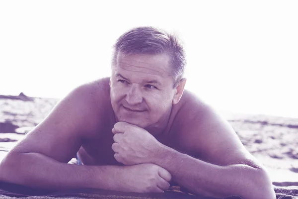 L'uomo che riposa su una spiaggia — Foto Stock
