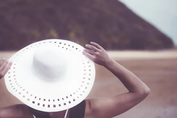Woman in white hat — Stock Photo, Image