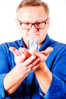 Gözlüklü ve mavi gömlekli adamlar.