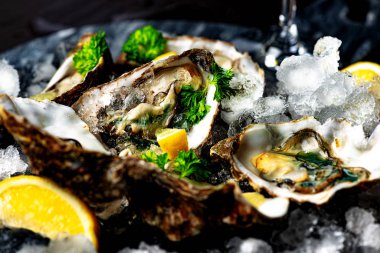 Çiğ, ezilmiş buzda istiridye açtı.