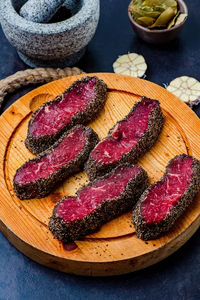 Filetes de pimienta en tabla de cortar de madera — Foto de Stock