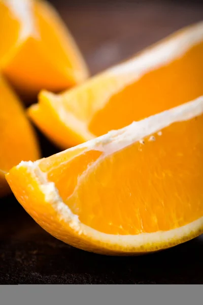 Разрезанные Близко Апельсины Темном Фоне Избирательным Фокусом — стоковое фото