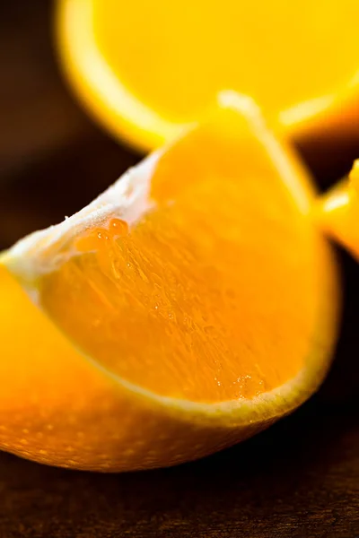 Aufgeschnittene Orangen Großaufnahme Auf Dunklem Hintergrund Mit Selektivem Fokus — Stockfoto