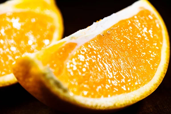 Aufgeschnittene Orangen Großaufnahme Auf Dunklem Hintergrund Mit Selektivem Fokus — Stockfoto