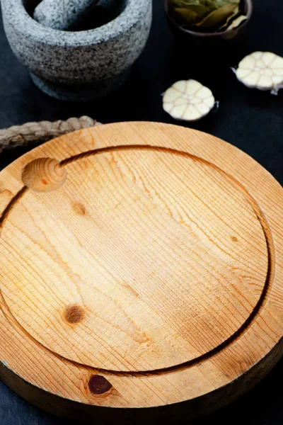 Stenen Mortelschaal Met Stamper Knoflook Laurierblad Houten Snijplank Stenen Ondergrond — Stockfoto