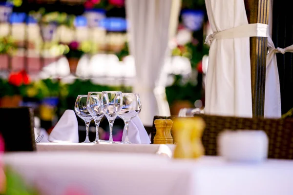 Gafas Vino Mesa Del Restaurante Enfoque Selectivo — Foto de Stock