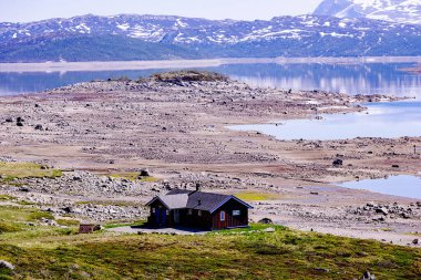 Norveç 'te göl kıyısında yalnız bir ev.