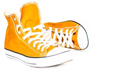 Beyaz arkaplanda izole edilmiş bir çift spor ayakkabısı