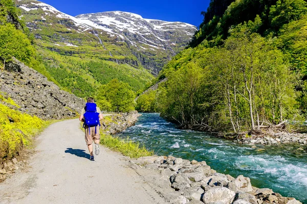 Hiker Dengan Ransel Biru Berjalan Flam Norwegia — Stok Foto