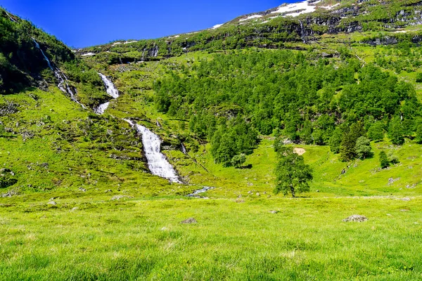 Norweski Krajobraz Wodospadem — Zdjęcie stockowe