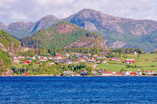 ノルウェーの典型的なフィヨルドの村 — ストック写真