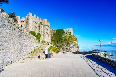 Erice 'de Venüs Kalesi adı verilen Norman Kalesi' nin yıkılmış duvarları. İtalya 'nın Sicilya Adası, Trapani şehri yakınlarındaki bir dağda yer alan küçük bir kasaba.