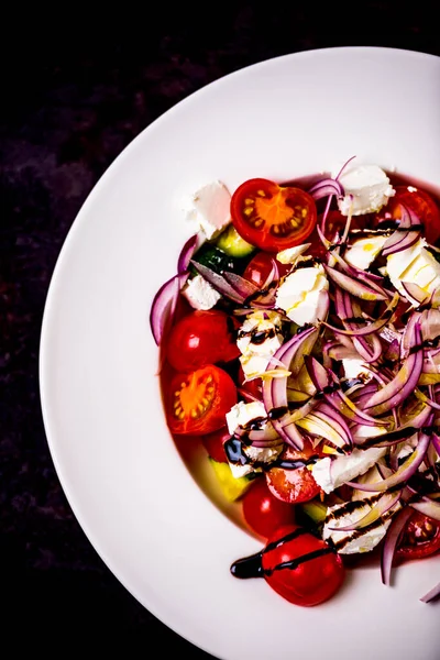 Talyan Yapımı Geleneksel Salata Domates Mozzarella Soğan Salatalığı — Stok fotoğraf