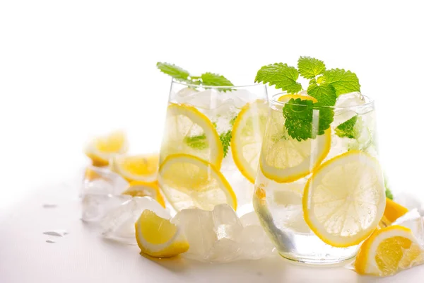 Λεμονάδα Ποτό Ένα Ποτήρι Νερό Πάγος Φέτα Λεμονιού Και Μέντα — Φωτογραφία Αρχείου
