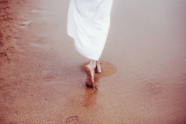 Mujer Caminando Playa Arena Vestido Blanco Sin Cara — Foto de Stock