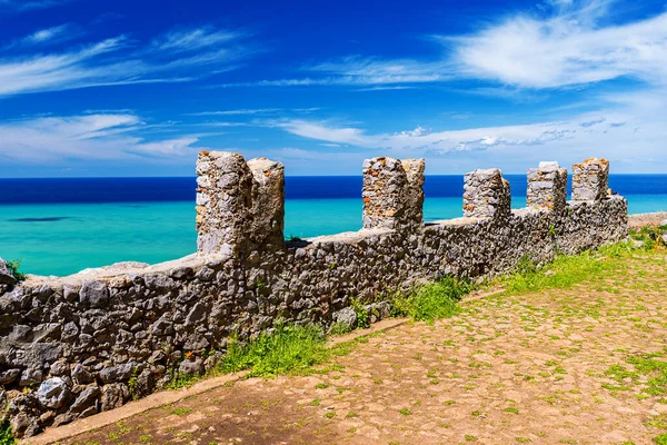 意大利西西里岛提尔尼安海岸边的Cefalu市Cefalu石头堆顶部古城堡的废墟 免版税图库照片