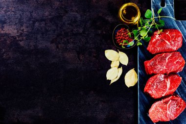 Baharatlı ve otlu biftek dilimleme tahtasında biftek.