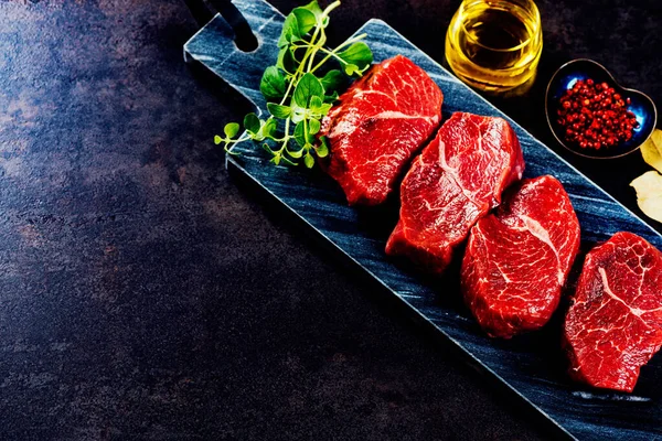 Hovězí Steaky Prkně Bylinkami Kořením — Stock fotografie