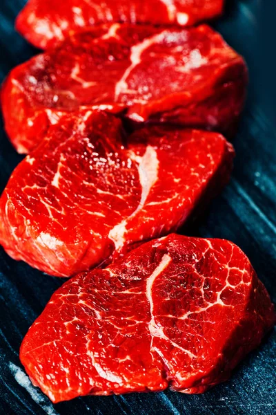 Hovězí Steaky Řezací Desce Zblízka — Stock fotografie