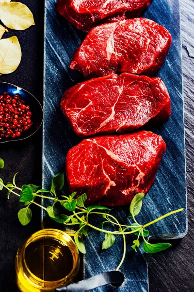 Hovězí Steaky Prkně Bylinkami Kořením — Stock fotografie