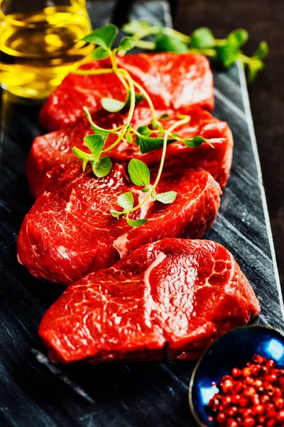 Steaks Boeuf Sur Planche Découper Aux Herbes Épices — Photo