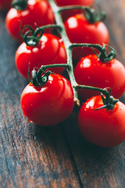 Kirschtomaten Aus Nächster Nähe Auf Einem Holzschneidebrett — Stockfoto