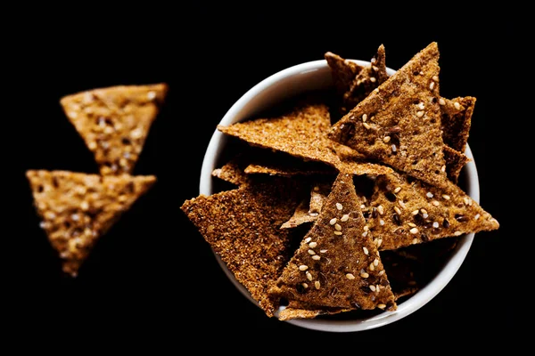 Chips Crocantes Triangulares Gergelim Vista Superior Tigela — Fotografia de Stock