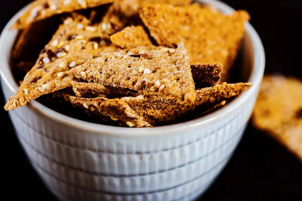 Fritas Crocantes Triangulares Gergelim Tigela — Fotografia de Stock