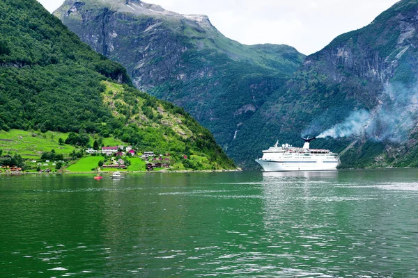 Statek Wycieczkowy Fiordzie Niedaleko Geiranger — Zdjęcie stockowe