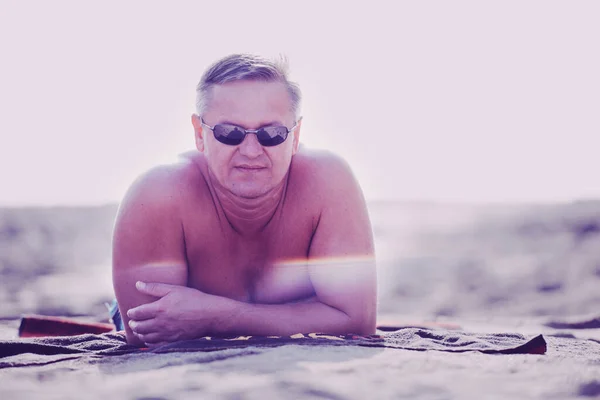 男人在沙滩上放松 — 图库照片