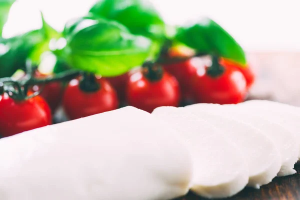 Gesneden Mozzarella Kaas Met Kerstomaten Achtergrond — Stockfoto