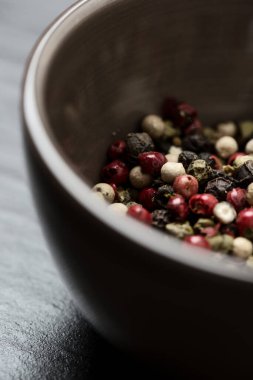 Biber mısırı kasede, taşın üstüne yakın plan.