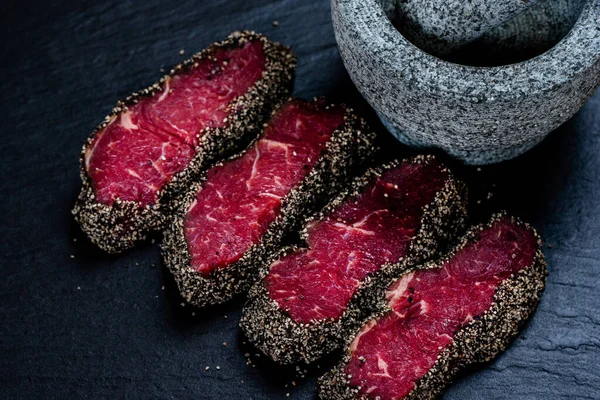 Steaks Poivre Sur Pierre Avec Bol Mortier Pilon — Photo