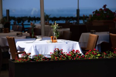 İspanya, Tenerife 'de akşam saatlerinde boş restoran masaları