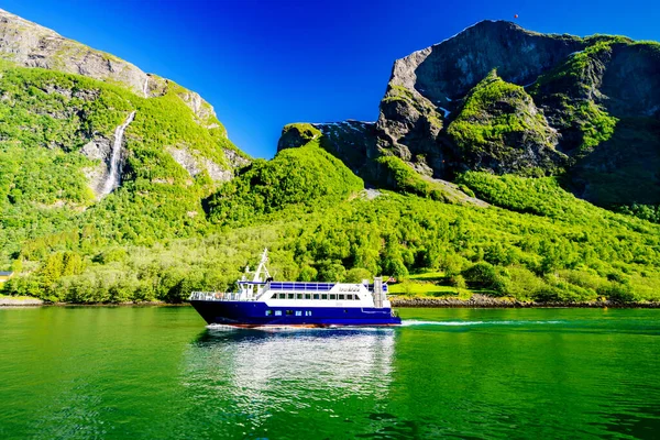 ノルウェーのソグネフィヨルドに船 — ストック写真