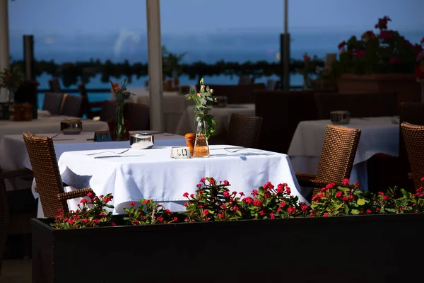 スペインのテネリフェ島で夜に屋外のレストランテーブルを空に — ストック写真