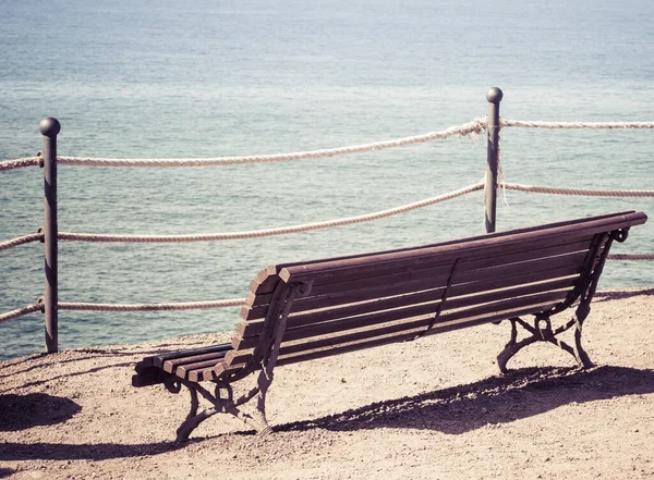 Lege Houten Bank Het Strand Begrip Eenzaamheid Leegte Eenzaamheid — Stockfoto