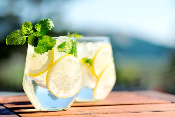 Limonade Mit Minze Im Glas Gefass Erkaltung Stock Photo 147725351