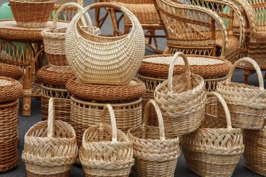 Sepetler, sepet kamışı-fuarda, el yapımı satışı için hazırlanan.