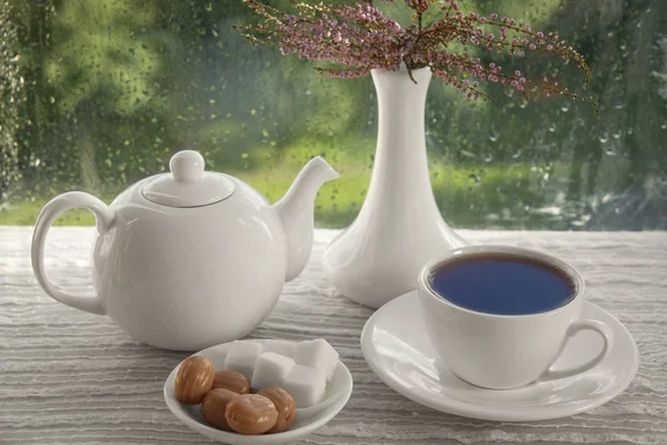 Tee-Set und Tee auf dem Tisch. — Stockfoto