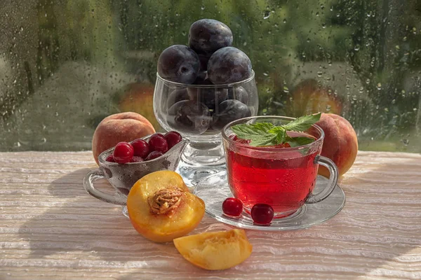 濡れている窓の横にある様々 な果物のある静物。快適さと静けさの概念. — ストック写真