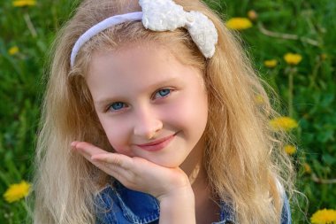 Sarı dalgalı saçlı hoş bir kızla.