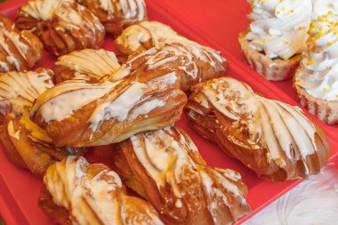 Pasta krema ile doldurulmuş